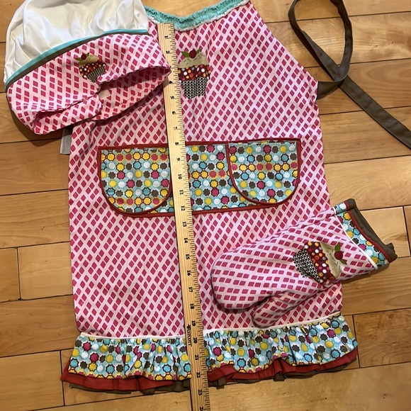 Child’s chef hat, apron and oven mitt - Picture 2 of 5